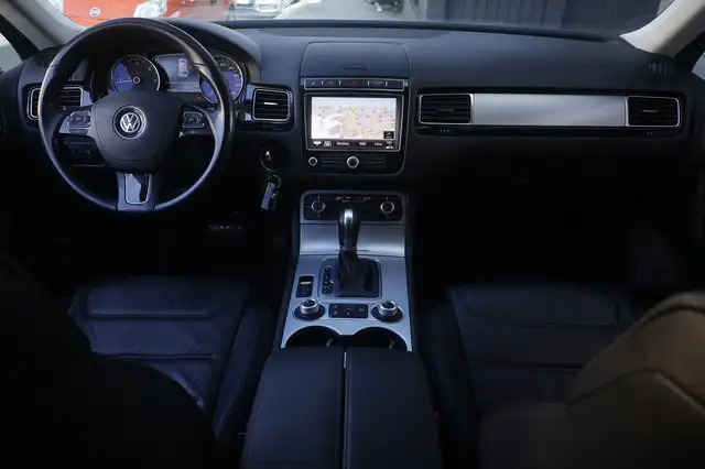 Volkswagen Touareg view 2