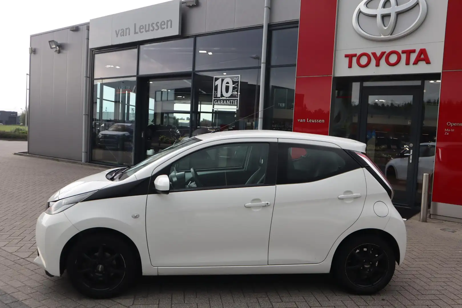 Toyota Aygo X X-PLAY 5-DEURS AIRCO CRUISE LM-VELGEN AUDIO-STUURW Wit - 2