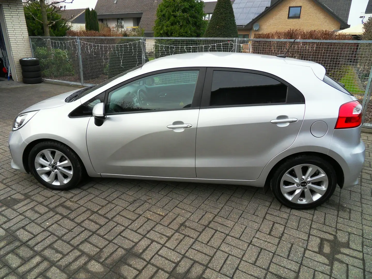 Kia Rio UEFA-Navi-Rückf.Kamera-Shz.-Alu-2.Hd.-71.000 KM Argent - 1