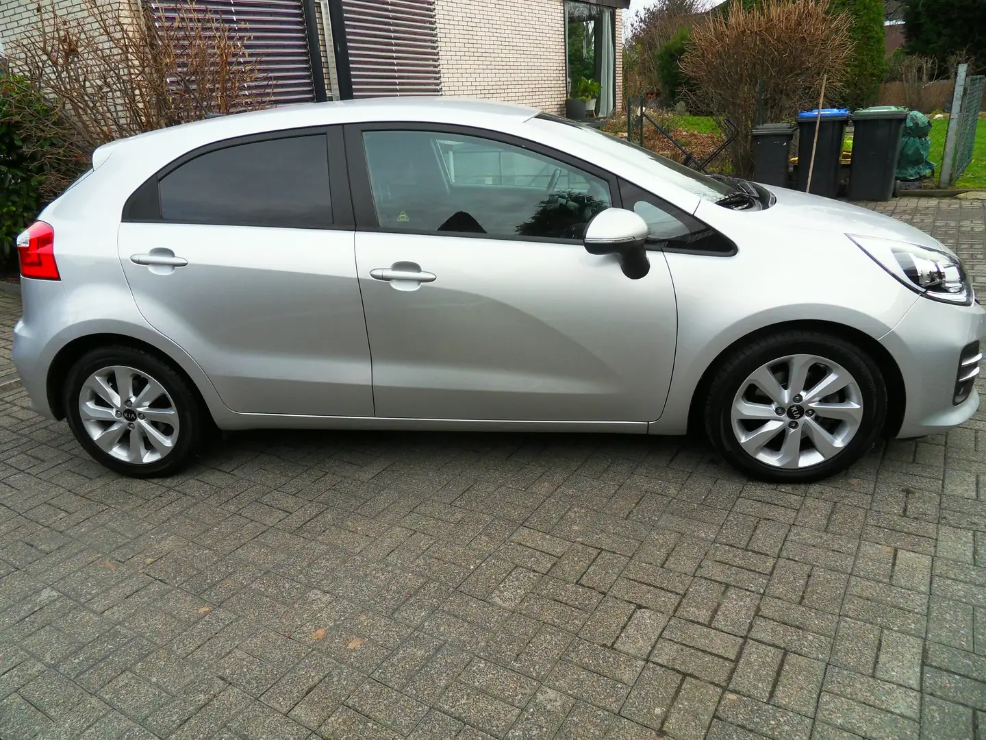 Kia Rio UEFA-Navi-Rückf.Kamera-Shz.-Alu-2.Hd.-71.000 KM Argent - 2