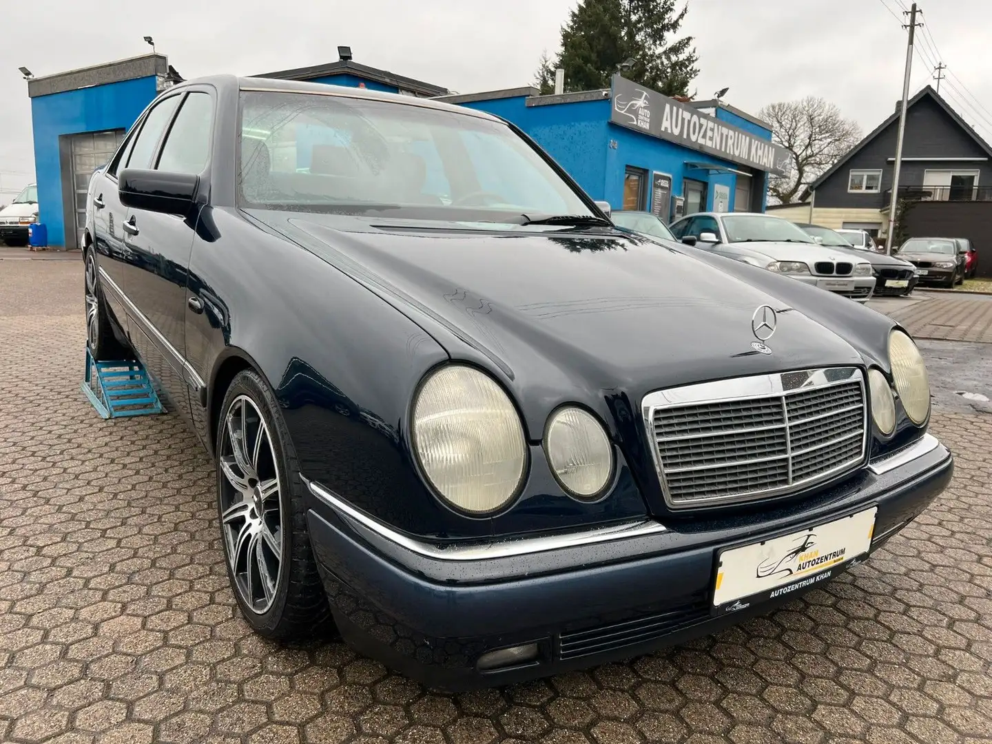 Mercedes-Benz E 280 Bleu - 1
