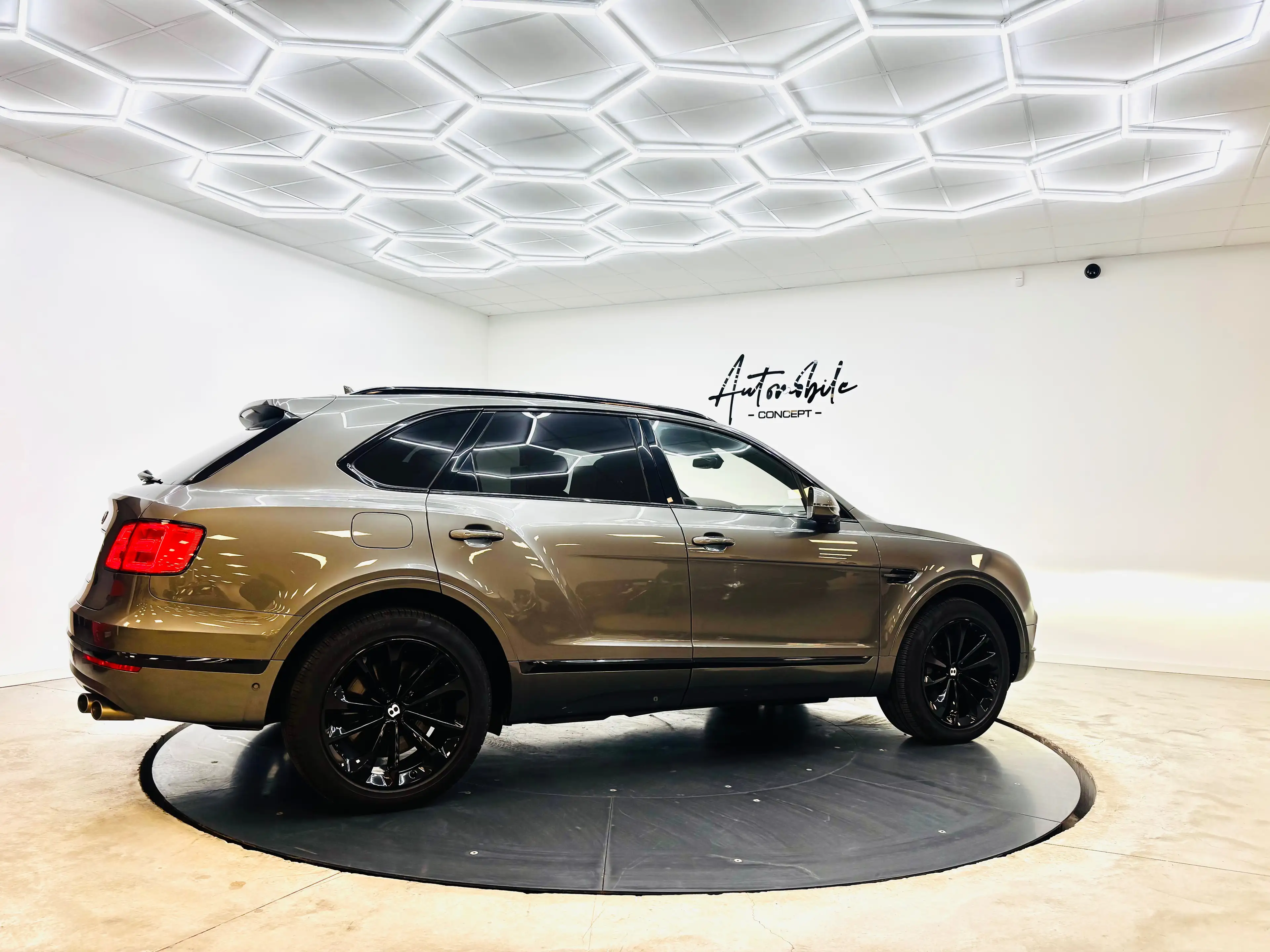 Bentley Bentayga ⚫️W12 TWIN TURBO⚫️AKRAPOVIC EXHAUST⚫️PANO — photo 4