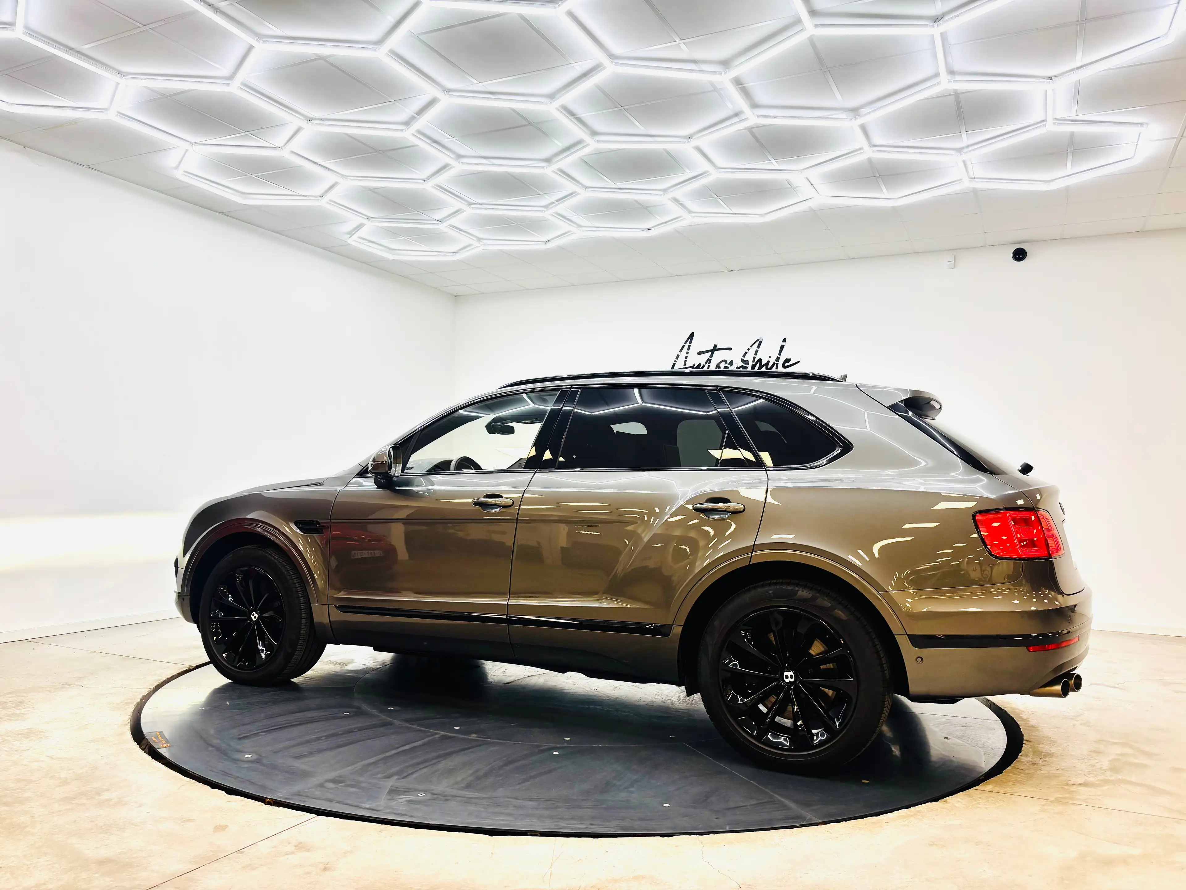 Bentley Bentayga ⚫️W12 TWIN TURBO⚫️AKRAPOVIC EXHAUST⚫️PANO — photo 7