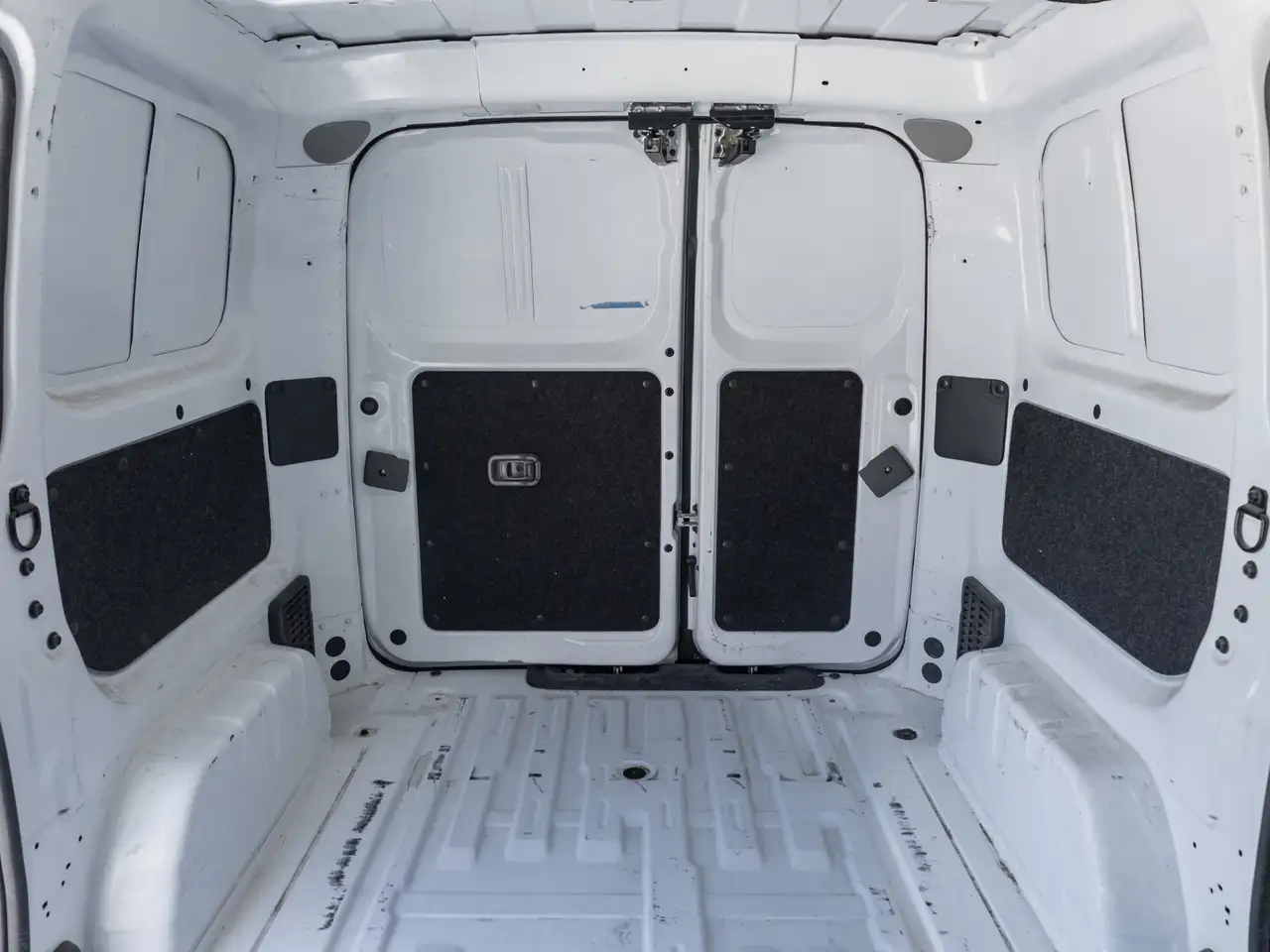 Nissan NV200 снимка Nissan NV200