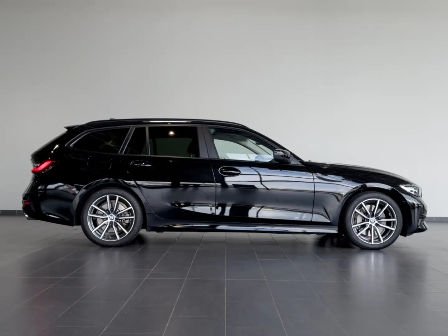 BMW 330 i xDrive Touring Advantage+StandHZG+ACC+AHK Black - 2