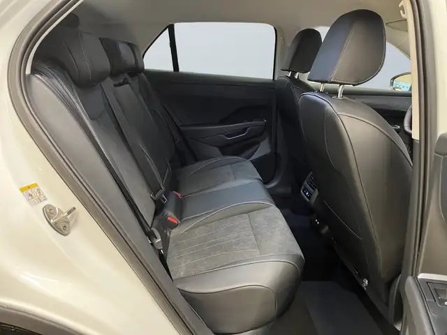 Volkswagen T-Roc view 11