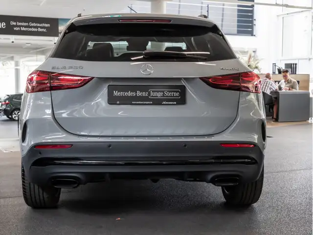 Mercedes-Benz GLA view 5
