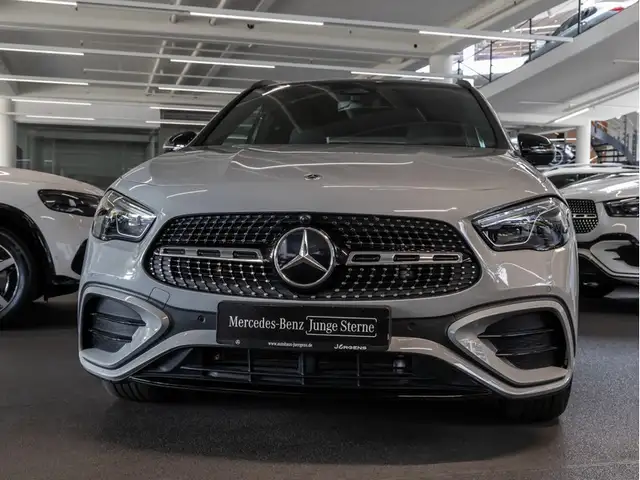 Mercedes-Benz GLA view 3