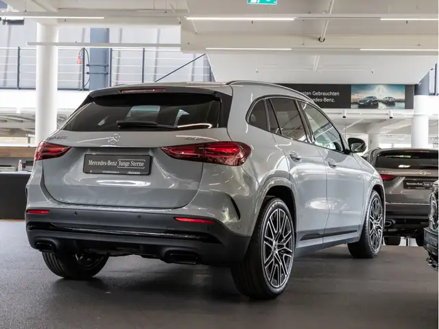 Mercedes-Benz GLA view 4