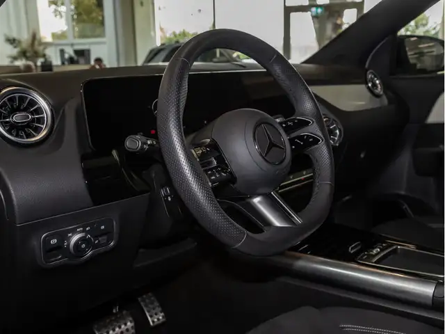 Mercedes-Benz GLA view 13