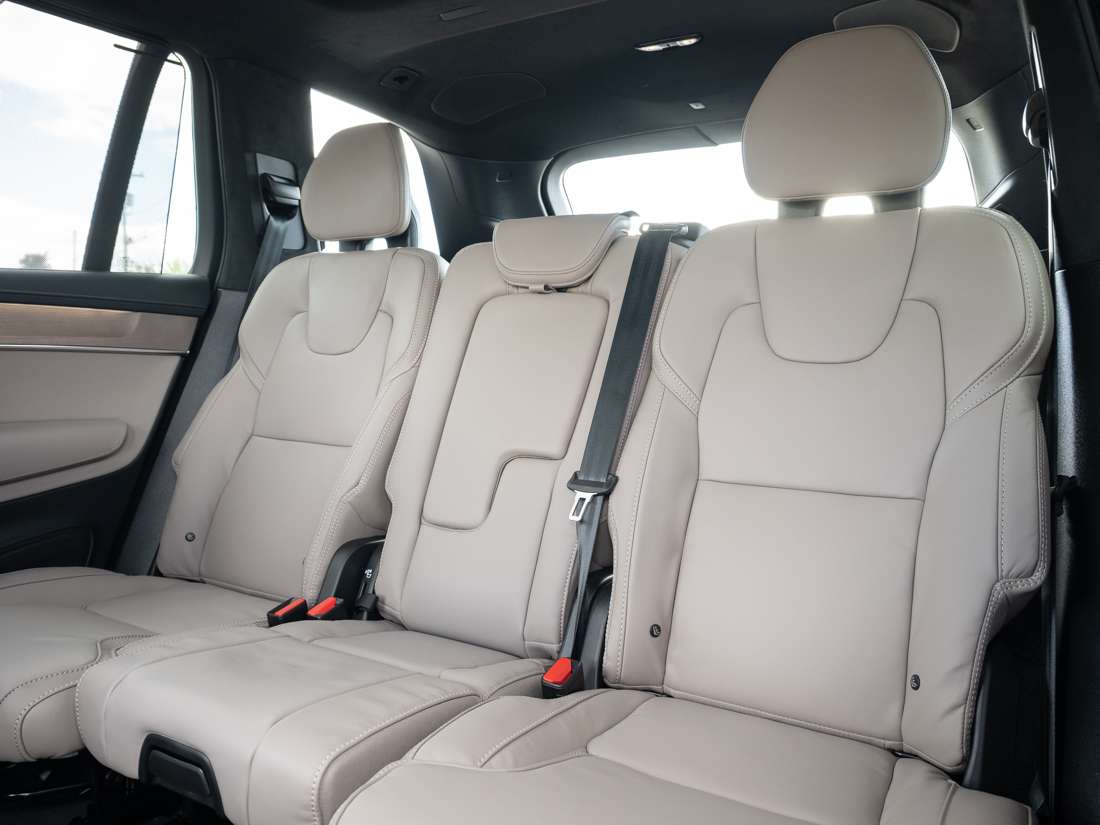 2026 Volvo XC90 B6 ULTRA DARK THEME alt 5