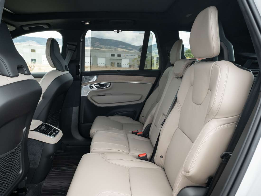 2026 Volvo XC90 B6 ULTRA DARK THEME thumb 6