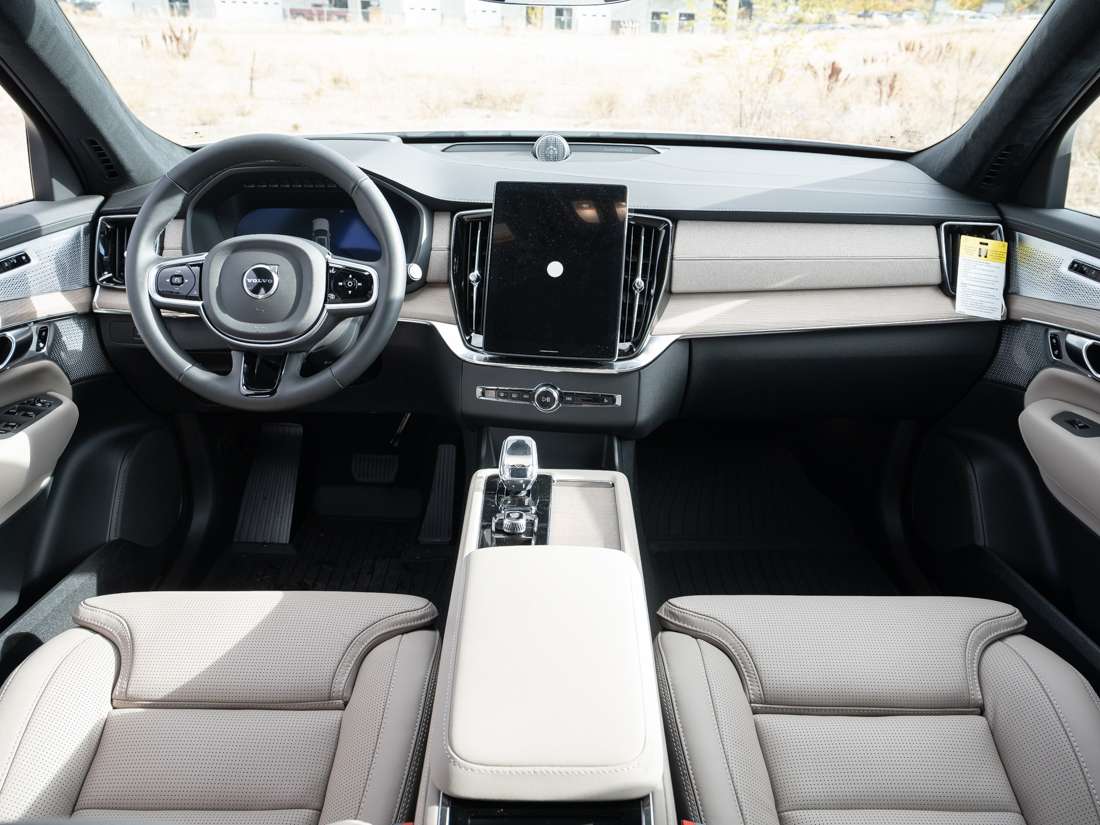 2026 Volvo XC90 B6 ULTRA DARK THEME alt 4