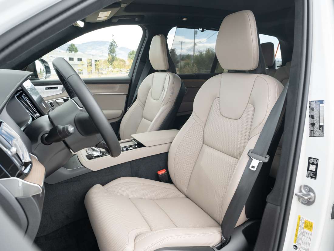 2026 Volvo XC90 B6 ULTRA DARK THEME alt 3