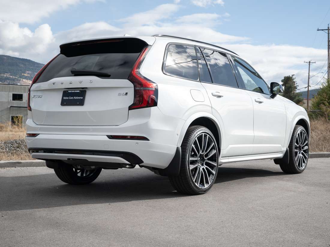 2026 Volvo XC90 B6 ULTRA DARK THEME alt 2