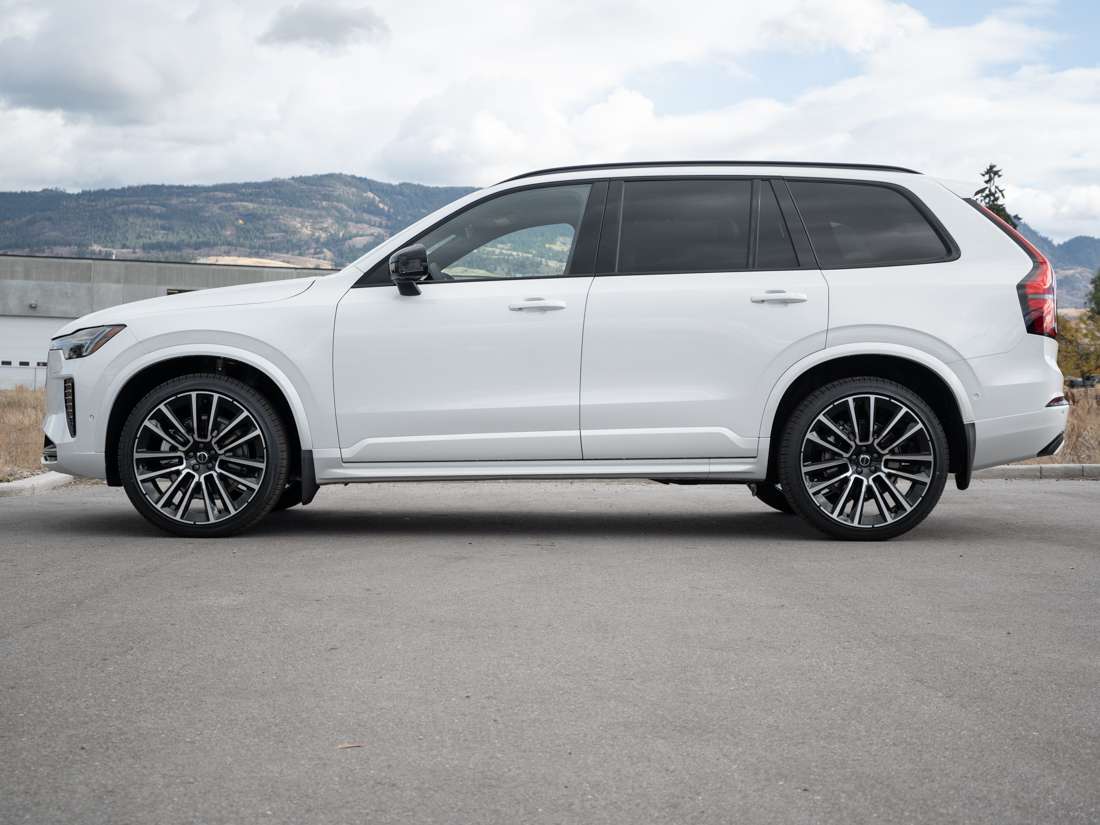 2026 Volvo XC90 B6 ULTRA DARK THEME thumb 7