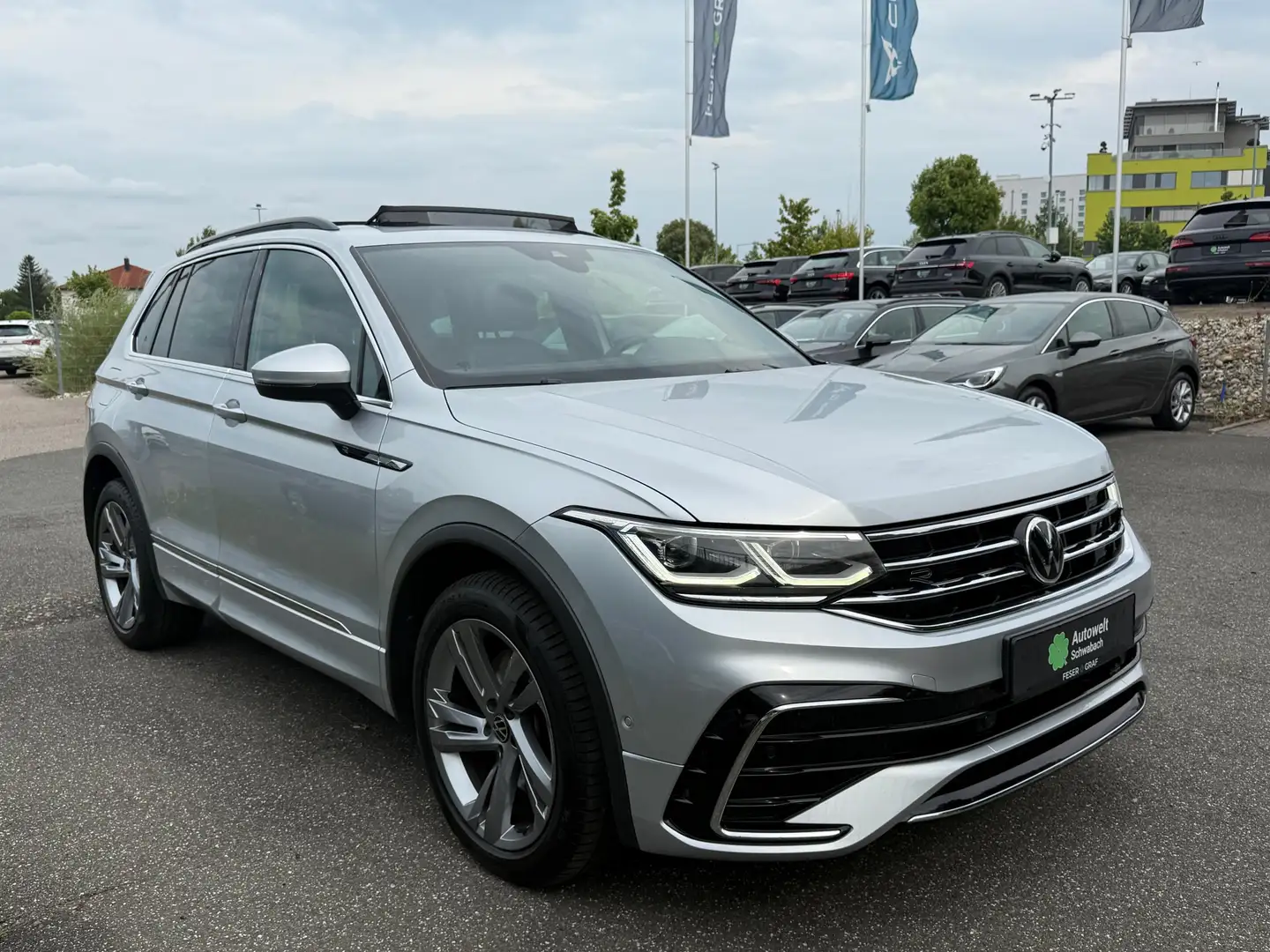Volkswagen Tiguan 2.0 TDI R-LINE 4MO. AHK PANO KAMERA Silber - 2