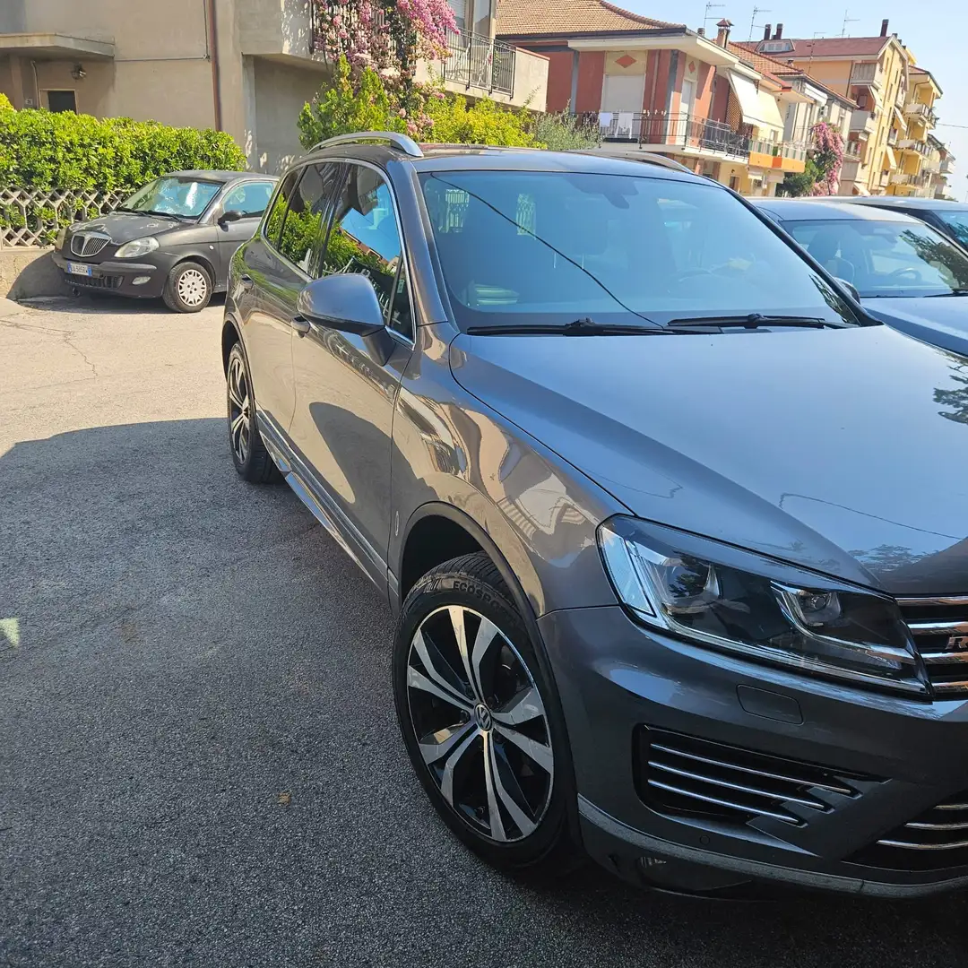 Volkswagen Touareg Touareg II 3.0 V6 tdi 262 cv tiptronic R line Grigio - 2