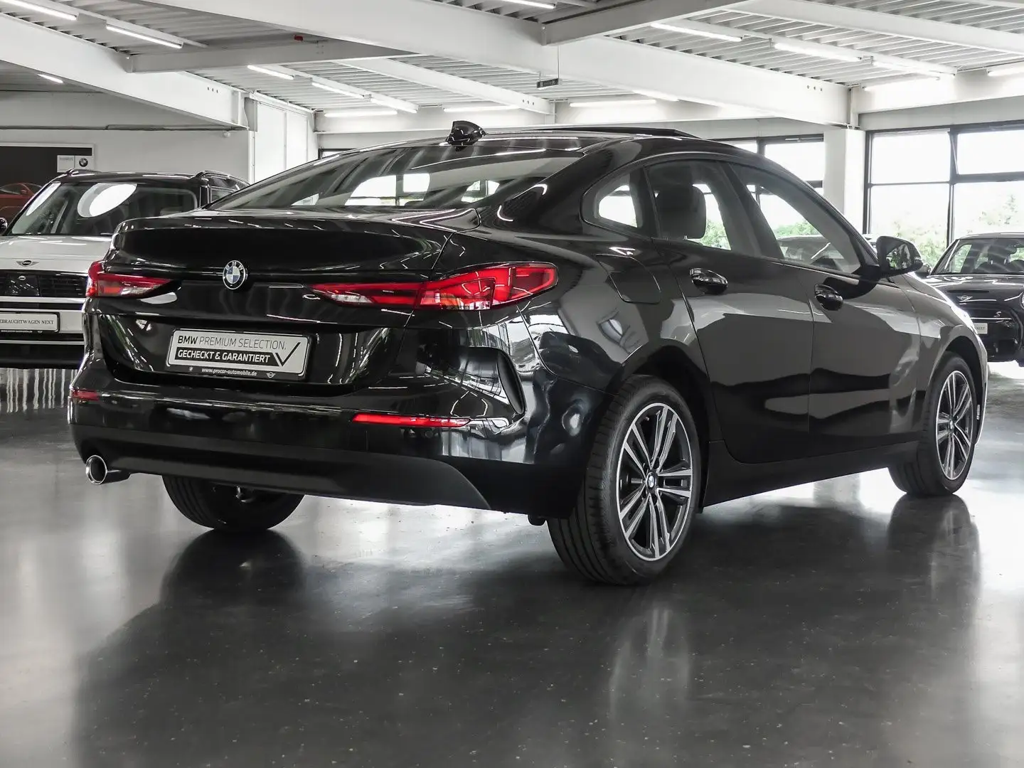 BMW 218 i Advantage Aut Nav LED Pano PDCv+h Schwarz - 2