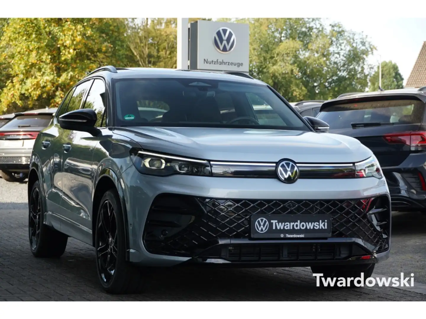 Volkswagen Tiguan 1.5 eTSI R-Line AHK 360° Pano ACC Matrix Silber - 1