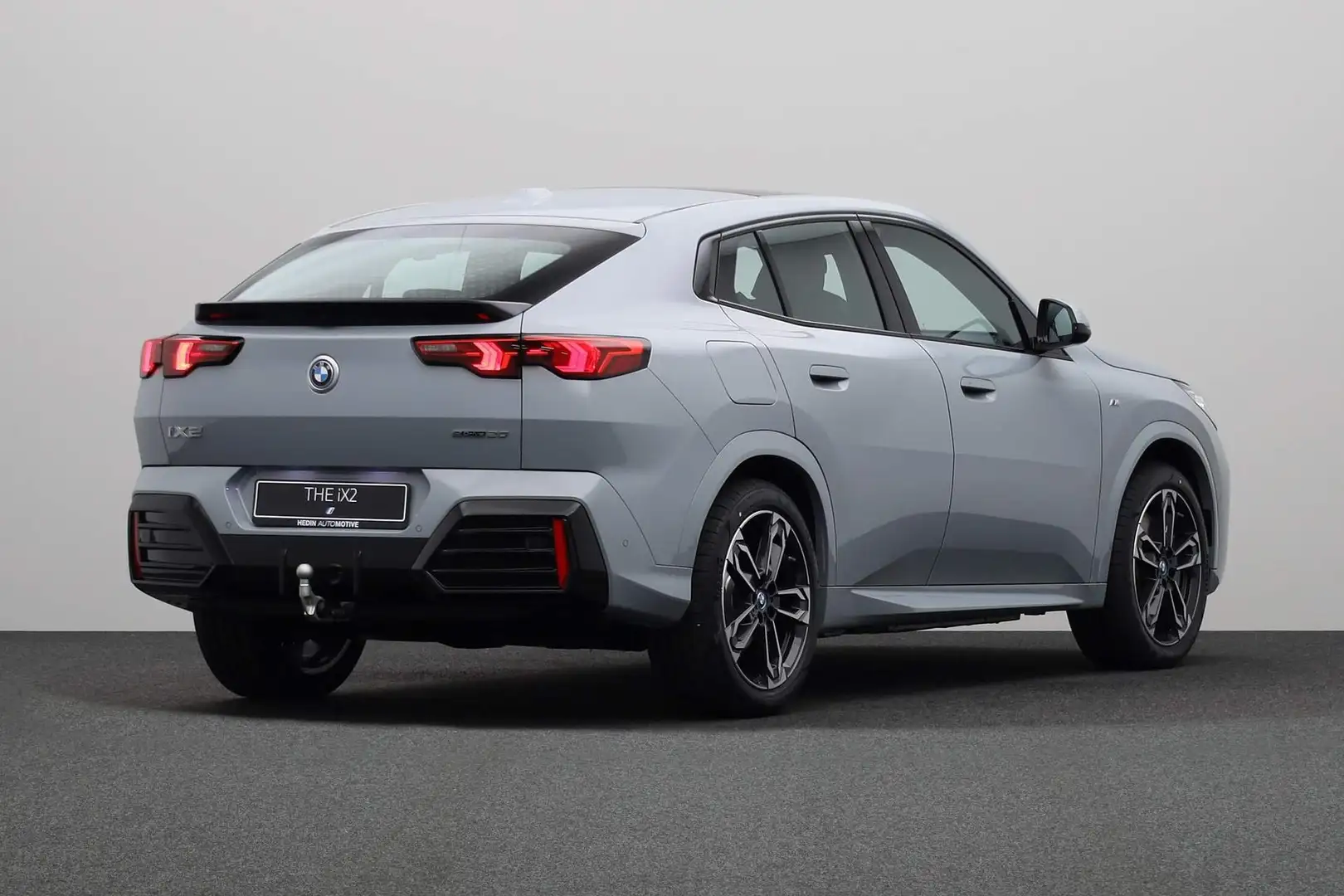 BMW iX2 eDrive20 67 kWh | Achteruitrijcamera | Comfort Acc Grijs - 2