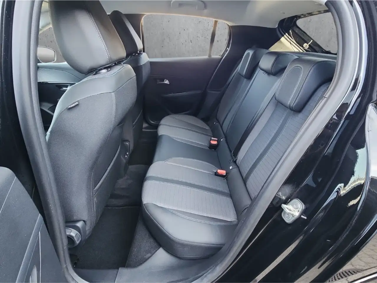 Peugeot 208 e- Allure Pack 136 Navi Digitales Cockpit LED Appl 8