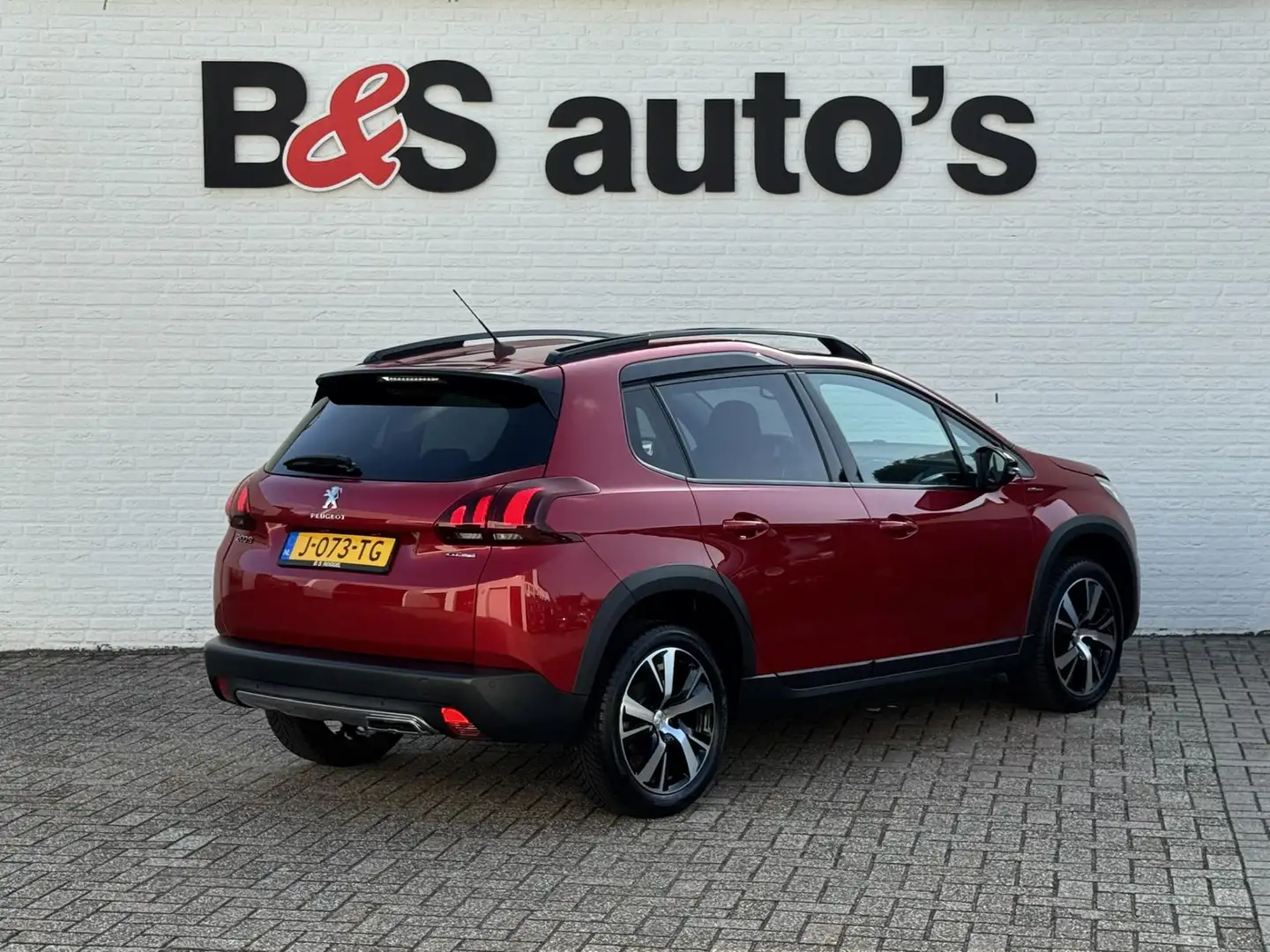 Peugeot 2008 1.2 PureTech GT-line Cruise Control Climate contro Rouge - 2