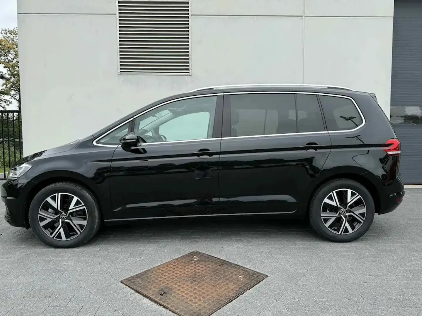Volkswagen Touran HIGHLINE BUSINESS 1.5TSI 150PK PANO DAK 7ZIT DSG Zwart - 2