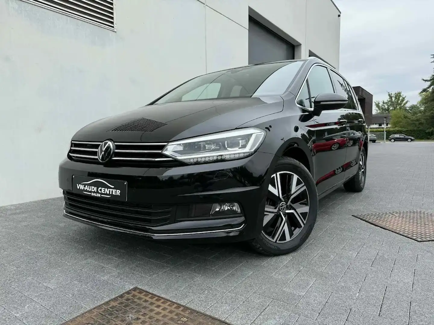 Volkswagen Touran HIGHLINE BUSINESS 1.5TSI 150PK PANO DAK 7ZIT DSG Zwart - 1