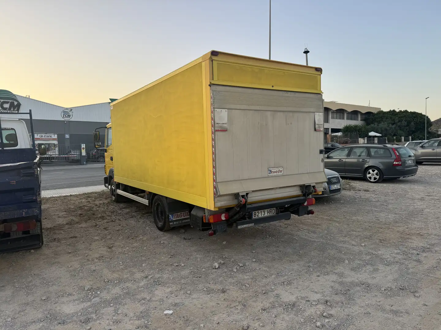 Nissan Cabstar 35.15/3 Cabina Abatible Premium - 1