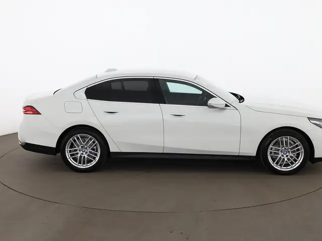 BMW 530 e Limousine Aut LED LEDER NAVI R-CAM SITZHZG Ansicht 4