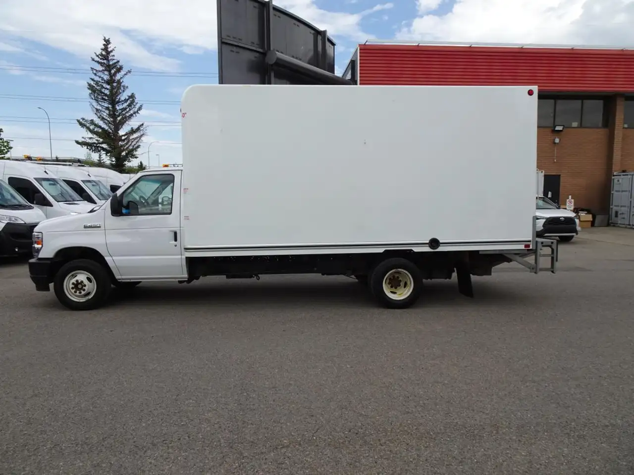 Ford E-450 снимка Ford E-450