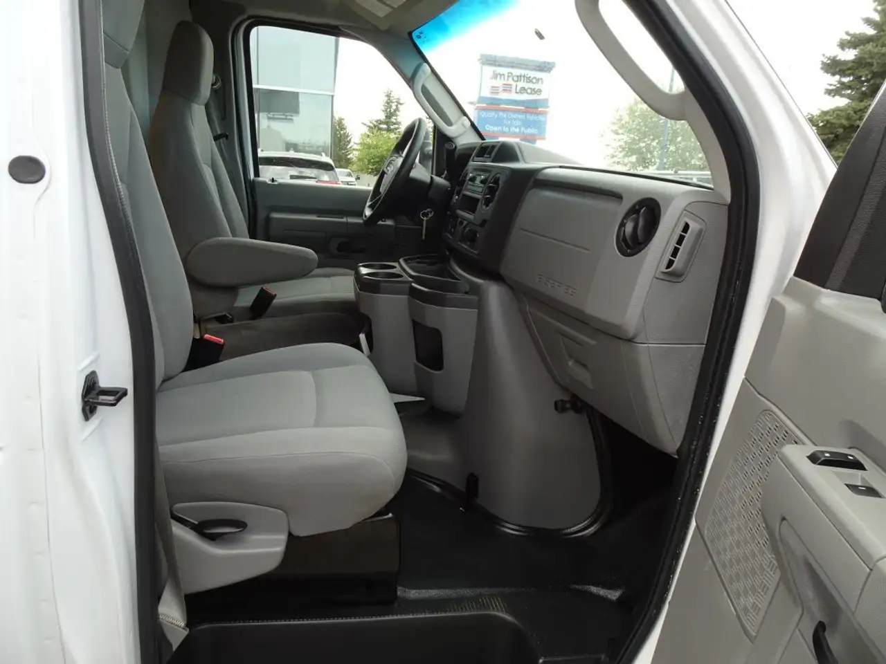 Ford E-450 снимка Ford E-450