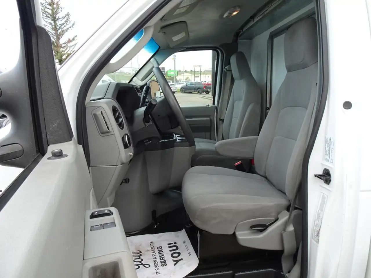 Ford E-450 снимка Ford E-450