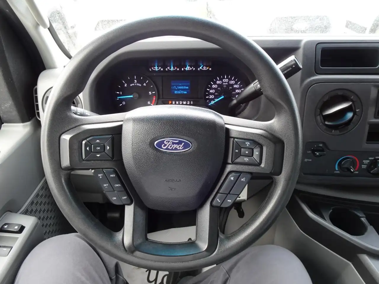 Ford E-450 снимка Ford E-450
