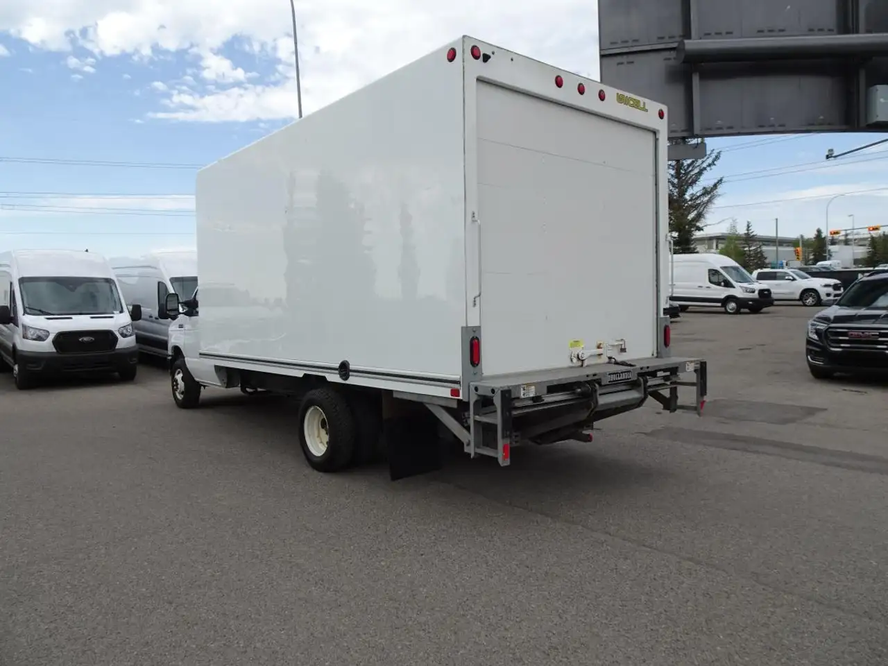 Ford E-450 снимка Ford E-450