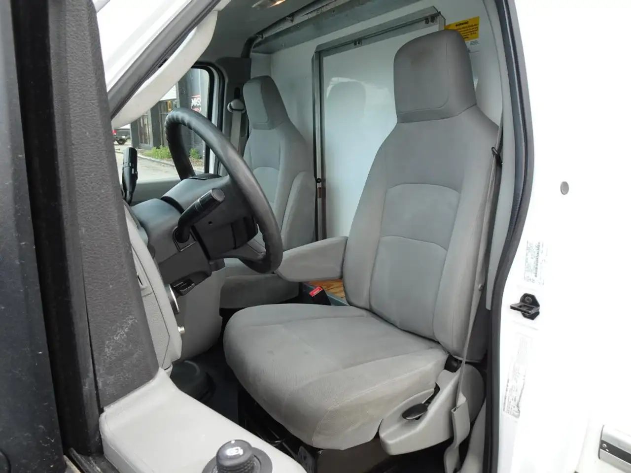 Ford E-450 снимка Ford E-450