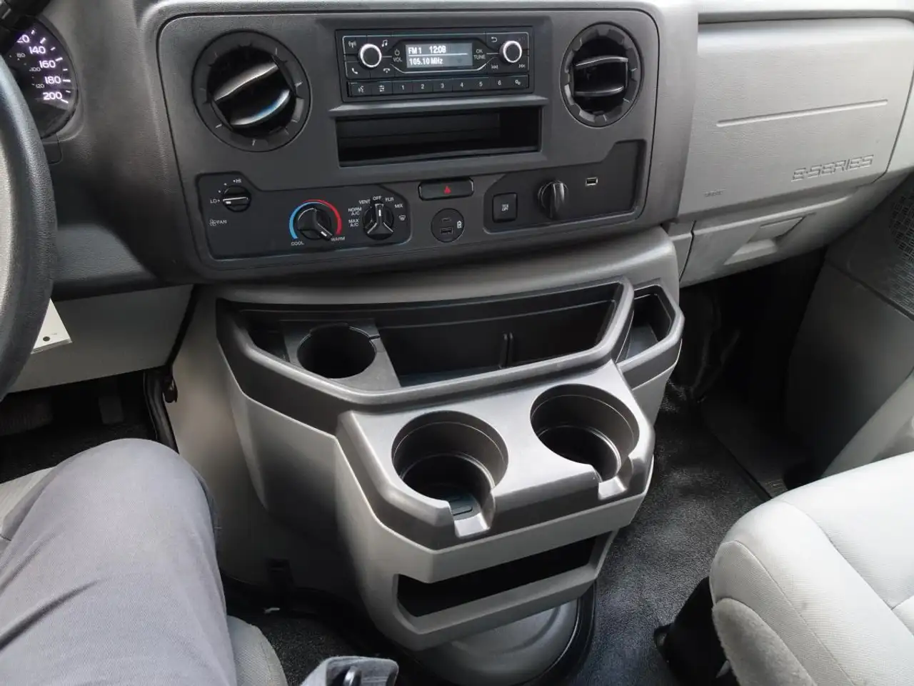 Ford E-450 снимка Ford E-450