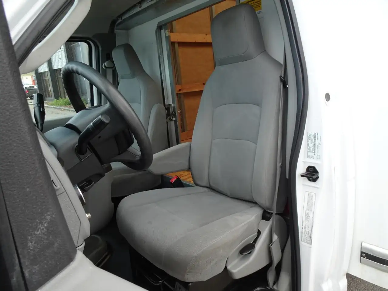 Ford E-450 снимка Ford E-450