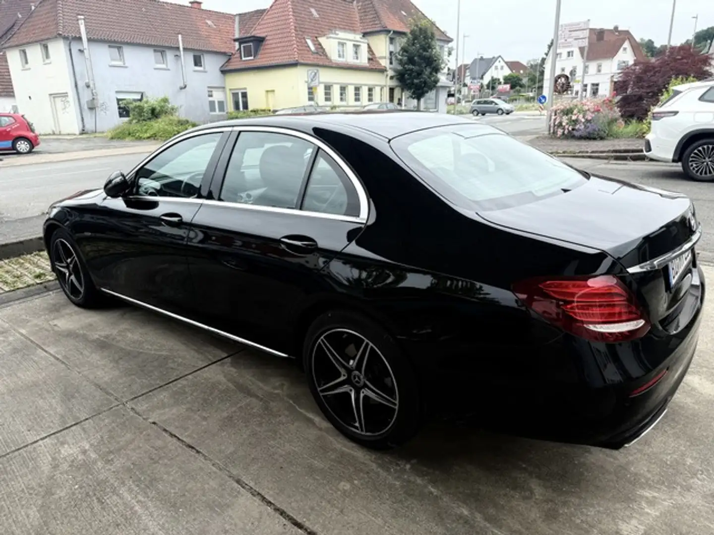 Mercedes-Benz E 200 Avantg. Sportpaket Kamera Ambiente Leder Noir - 2