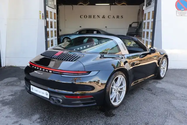 Porsche 992 view 7