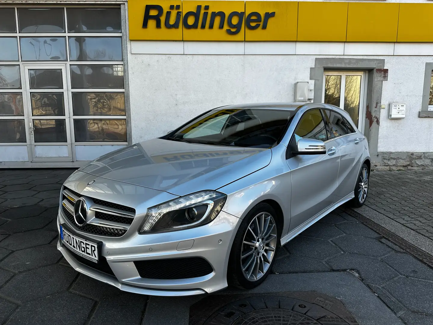 Mercedes-Benz A 200 A 200 AMG BlueEfficiency LEDER Bi-XENON PARAMETER Grau - 1
