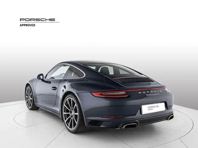 Porsche 911 view 3
