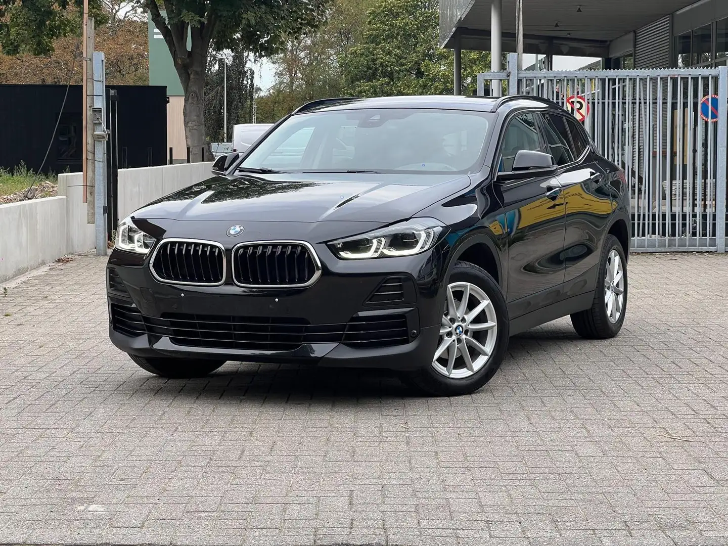 BMW X2 S-Drive 16d Schwarz - 1