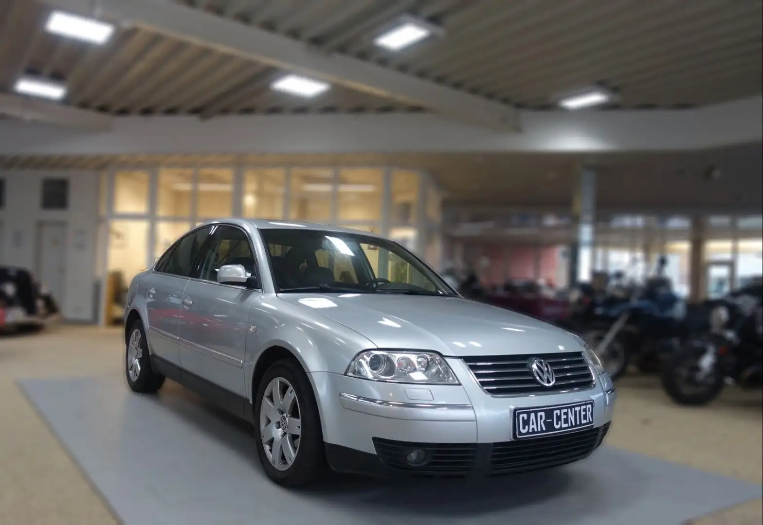 Volkswagen Passat Lim. Highline / SHZ / TEMPOMAT / AUTOM. Silber - 1