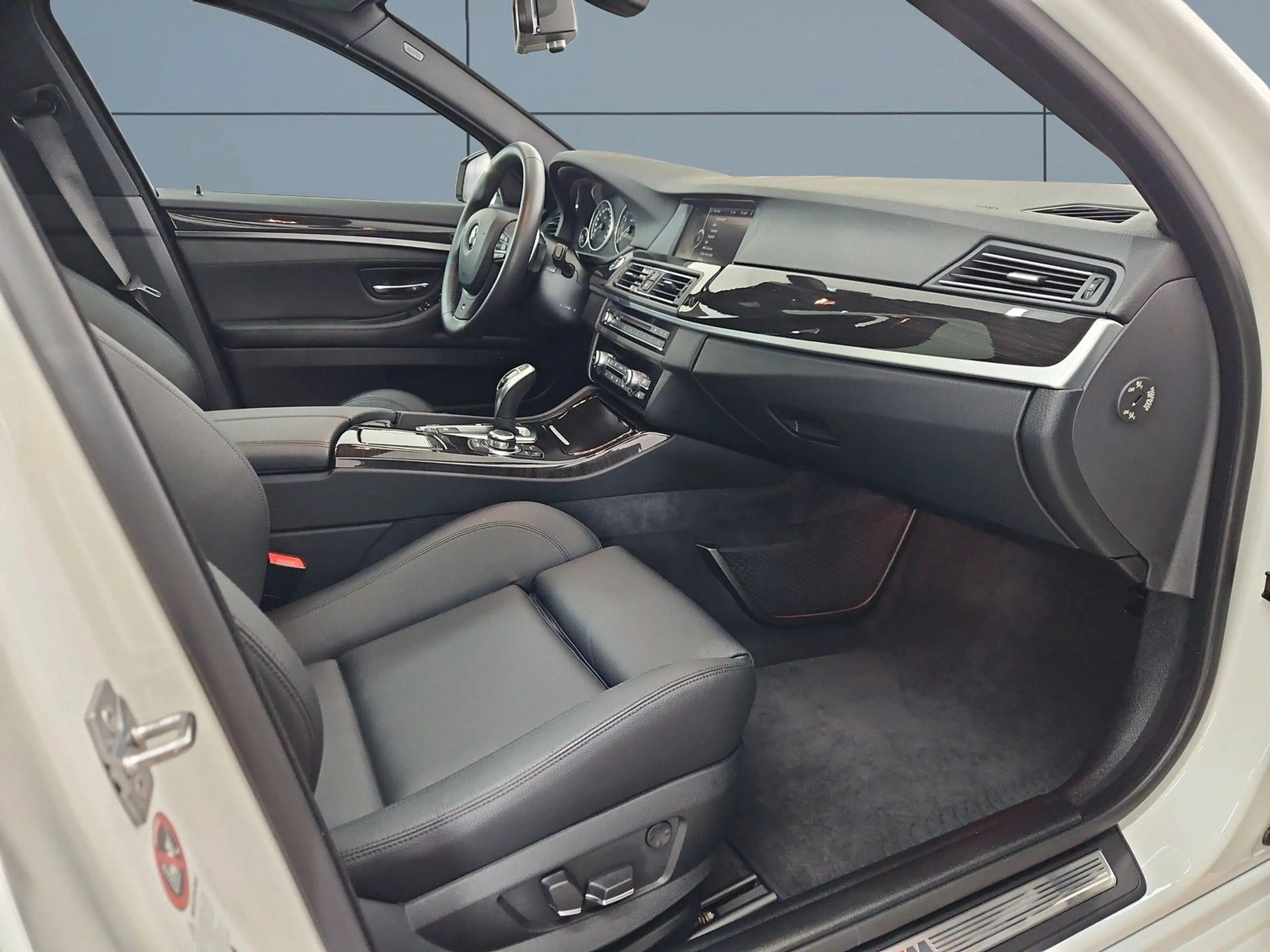 BMW 535 i Lim M-Paket MEM*SHZ*NAV*CAM*S-DACH*PDC*ROLL — photo 10