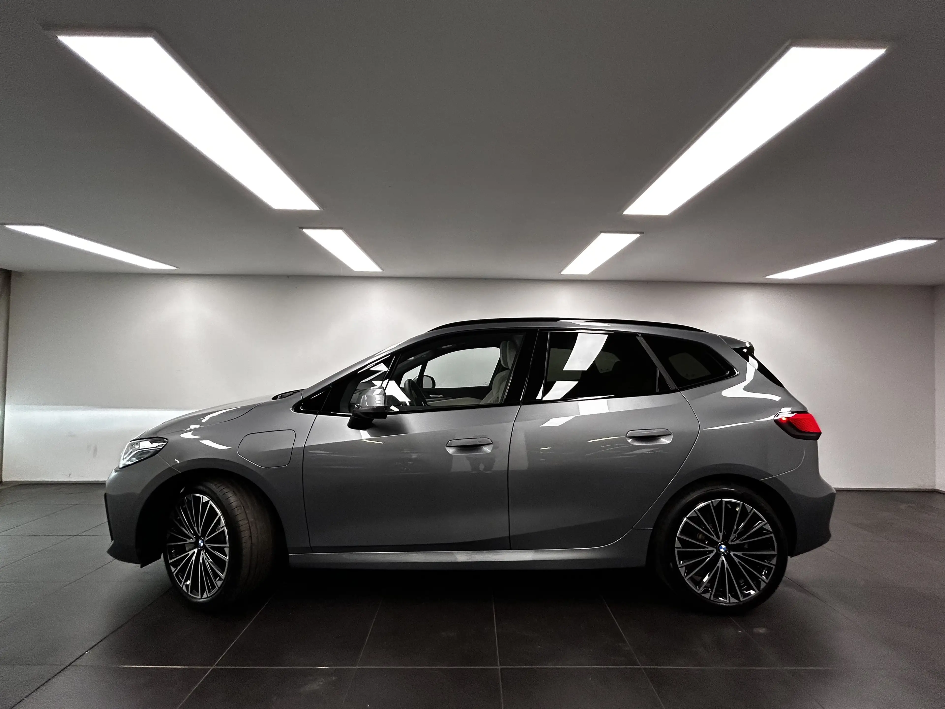 BMW 230 e xDrive Active Tourer — photo 2