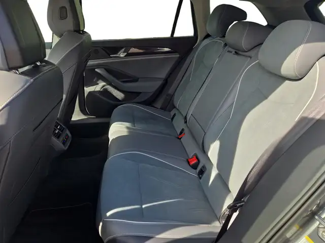 Volkswagen Passat view 10