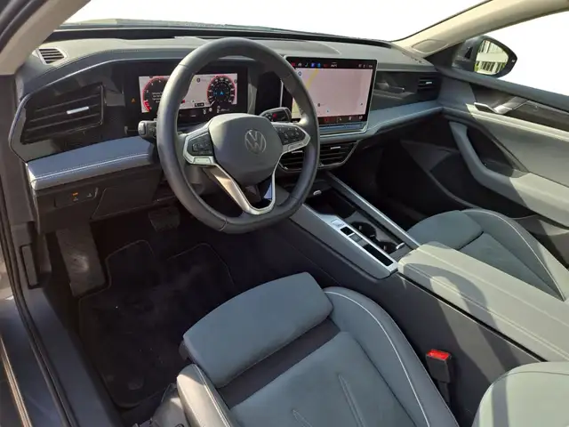 Volkswagen Passat view 4