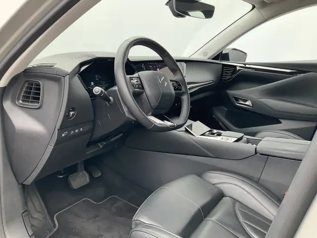 DS Automobiles DS 4 view 17
